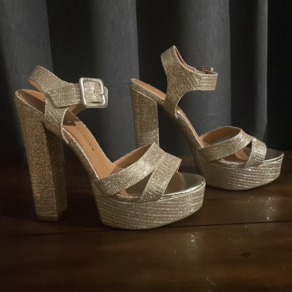 Brand New without box. Cutest Hold platform heel - Picture 3 of 5